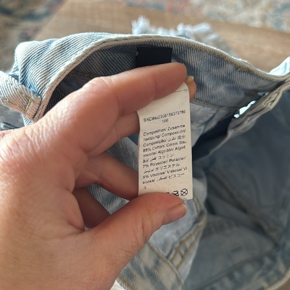 Ultra High-Waisted Distressed Light Wash Denim Shorts Size 28 - Picture 6 of 6